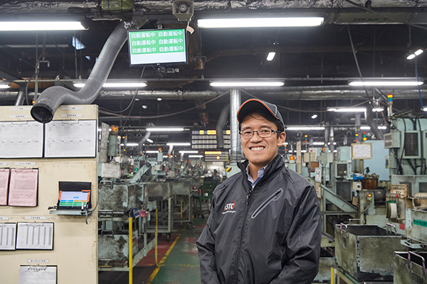 本社工場に立つ木村社長。生産設備の約50%を20年以上使用しており、さらにその半分が「昭和の機械」だ。