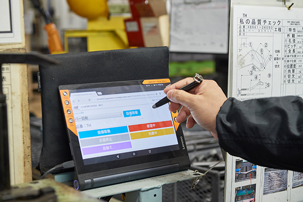製造現場のあちこちに汎用タブレットが置かれていて、生産状況をリアルタイム見ることができる。