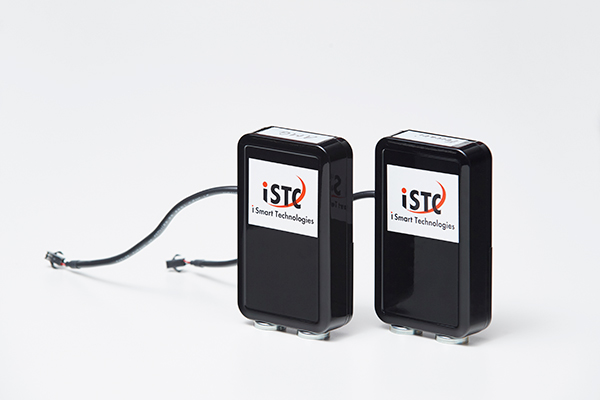I Smart Technologies の送信機。センサと接続して無線で信号を送信する。