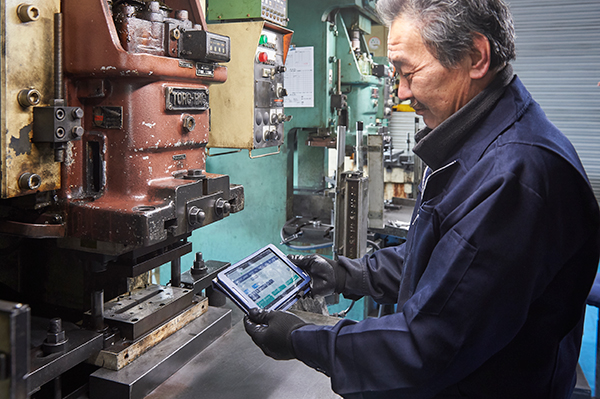 60代のプレス職人に「難しくない?」と声をかけたところ、「全然難しくないよ、むしろ簡単」と答えてくれた。