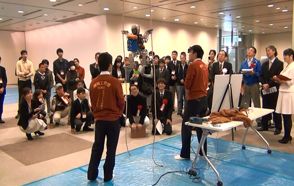「TEPIAチャレンジ助成事業」での「のぼるん」のプレゼンテーション模様(2016年)。この事業の一環で開催される「TEPIAロボットグランプリ2016」では4位に相当するTHK賞も受賞した。