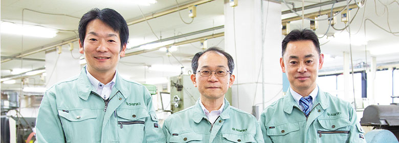 左から生産グループ 澤田 直浩様 開発設計部 八木 充様 システム営業 猪股 秀一様